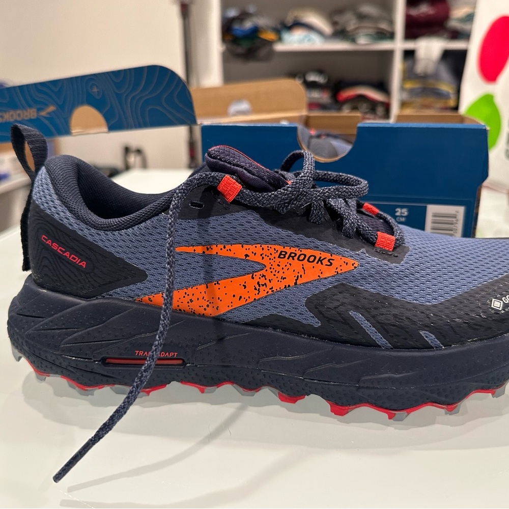 Brooks Women’s Cascadia 19 Mountain Trail Running Shoe Size 8 BRAND NEW